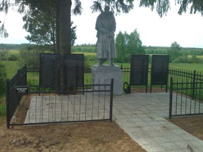 Братская могила  советских  воинов, павших в боях с фашистами