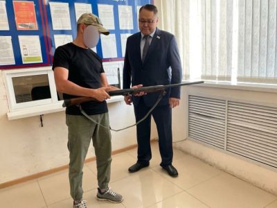 Альберт Семенов во второй раз сдал ружье на нужды СВО