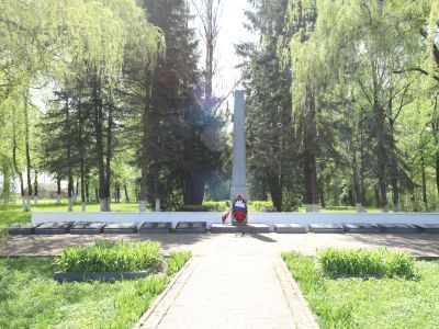 Мемориальный комплекс на братской могиле советских воинов, погибших в январе  1945 года (арх. С.Н. Язвинский)