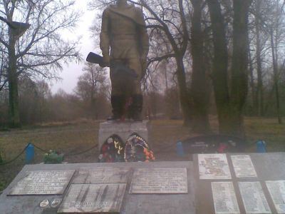 Братская могила 77 советских воинов, погибших в 1943 г. в боях с немецко-фашистскими захватчиками