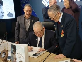 О победах и проигрышах: вышла книга о легендарном якутском борце Александре Иванове