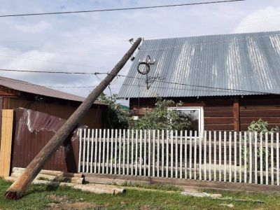 В Намском районе из-за сильного ветра рухнули электрические столбы UPD