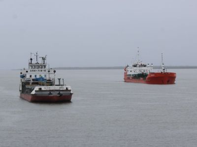 В Якутии баржу с грузом на Колыме вернули в пункт отправления из-за течи