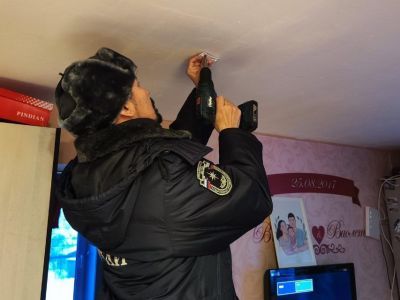 Более 200 пожарных извещателей установили в жилых домах Хангаласского района с начала года
