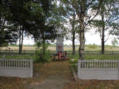 Братское захоронение советских воинов, погибших в 1941-44 гг.