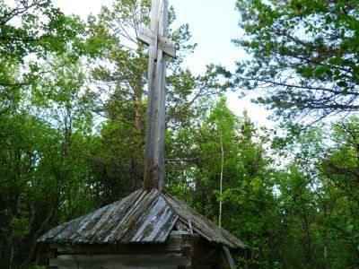 Крест поклонный деревянный на южном побережье в районе Плотичьей губы
