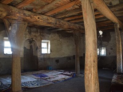 Резные столбы мечети