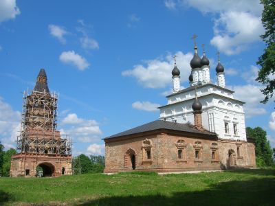Церковь Преображения и церковь под колокольней