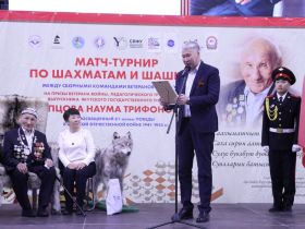 На призы 102-летнего ветерана Наума Слепцова провели матч-турнир по шахматам и шашкам