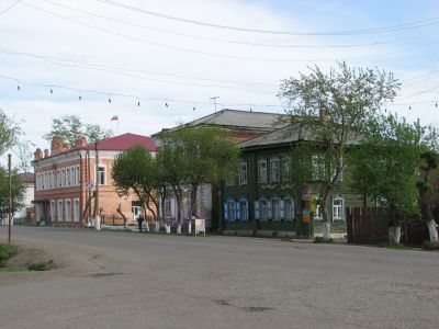 Деревянные жилые дома конца XIX века с глухой и пропильной резьбой карнизов, наличников и воротами с оригинальным декором «солнышко»