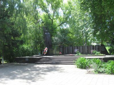 Братская могила советских воинов, погибших в боях с фашистскими захватчиками в 1943 году. Захоронен 31 человек, имена 30 человек установлены. Скульптура советского воина