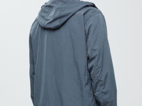 Ветровка с капюшоном свободного силуэта