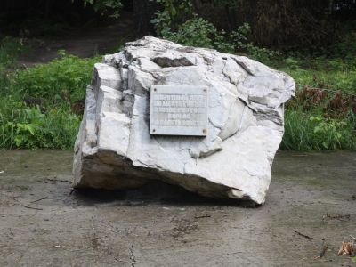 Место массовых расстрелов борцов за власть Советов. Памятник на месте расстрелов построен по проекту архитектора С.А.Кудрина