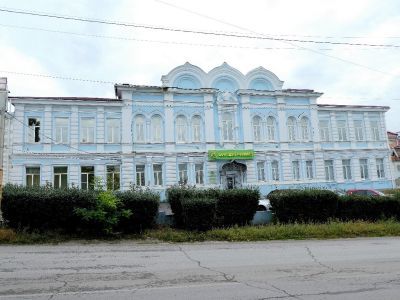 Здание духовного училища, принадлежавшее ранее генерал- майору Шушкову. Куплено в 1868 г.