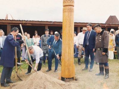 Памятное сэргэ установили в Якутии в честь 100-летия экономических служб республики