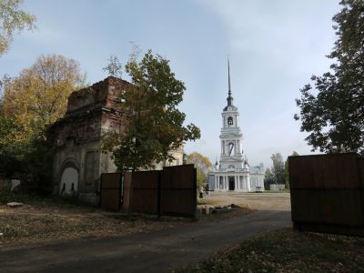 Надвратная колокольня на бывшем кладбище