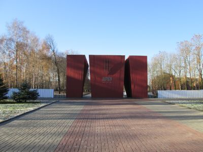 Братские могилы 45000 советских военнопленных, погибших в концлагере № 126 в 1941-1943 гг. Установлена скульптура