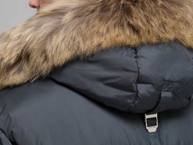 Стеганая куртка с капюшоном и меховой опушкой