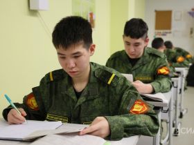Ученикам Якутской кадетской школы старшие товарищи преподают уроки мужества