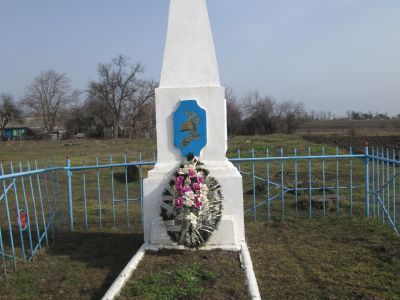 Братская могила советских воинов, погибших в боях с фашистскими захватчиками