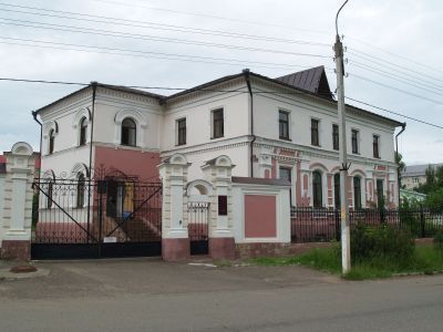 Дом с воротами