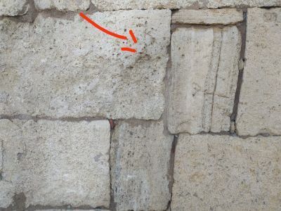 Граффити-строительный знак, куфическая надпись