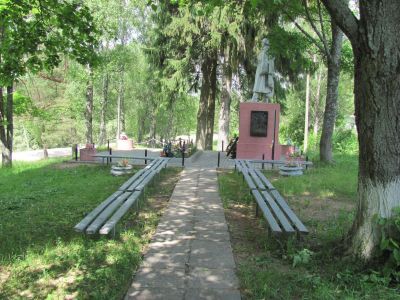 Братская могила воинов Советской Армии, погибших в 1944 г.  Здесь же похоронен Уразов Чутак (1920-1944), Герой Советского Союза