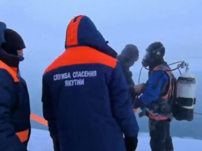 В Якутии спасатели вытащили затонувший автомобиль на берег. Внутри обнаружено тело ребенка