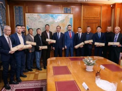 Айсен Николаев вручил якутские ножи военным корреспондентам