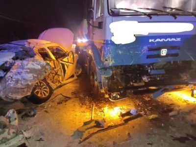 Три человека госпитализированы в Якутии после столкновения легковушки и “КамАЗа”