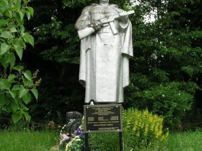 Братская могила 826 воинов Советской Армии, погибших в 1941-1943 гг. в боях с немецко-фашистскими захватчиками. Установлена скульптура