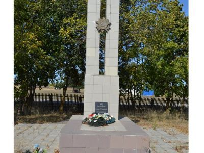 Братская могила советских воинов, погибших в период Сталинградской битвы