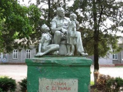 Скульптурная композиция "Ленин и дети"