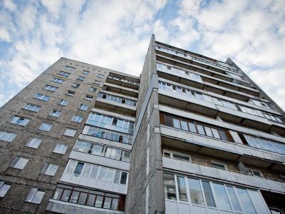 Школьница, упавшая с крыши многоэтажки в Нерюнгри, находится в реанимации