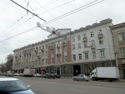 Четырехэтажный жилой дом с магазином в первом этаже