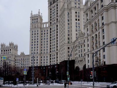 Жилой дом, 1948-1952 гг., арх. Чечулин Д.Н., Ростковский А.К. Здесь в 1986-1998 гг. жила балерина  Галина Сергеевна Уланова