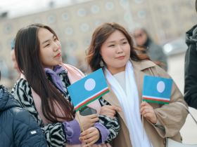 В Якутске возложили цветы к памятнику Платону Ойунскому