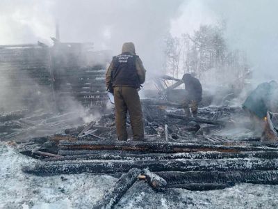 Следком: при пожаре в Нюрбинском районе погибли трое детей и двое взрослых