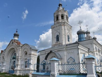 Здание бывшей церкви с часовней, оградой, воротами