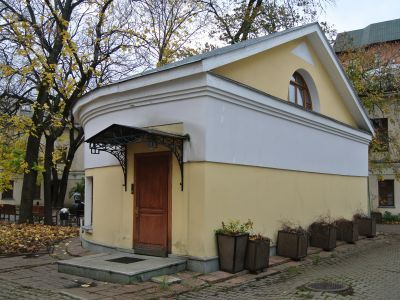 Здание служб (во дворе)