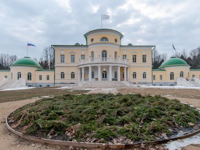 Главный дом с флигелями