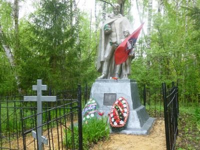 Братская могила с захоронением воинов, павших в период Великой Отечественной войны 1941-1945 гг.