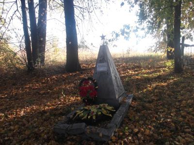 Братская могила 3 советских воинов, погибших в 1943 г. в боях с немецко-фашистскими захватчиками