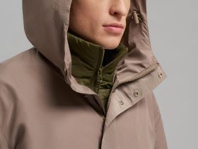 Ветровка с капюшоном