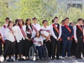 С окончанием учебного года поздравил выпускников двух школ Якутска Кирилл Бычков