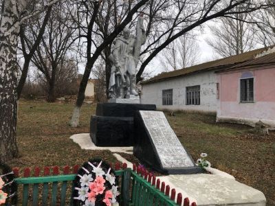 Братская могила воинов Советской Армии, погибших в январе 1943 г. Захоронен 91 человек, установлено фамилий на 47 человек. Скульптура установлена в 1958 году