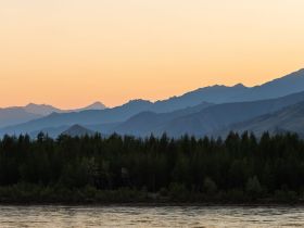 Река Индигирка. Через Ущелье Восторга и Восхищения! Маршрут: п.Усть-Нера - с.Хонуу