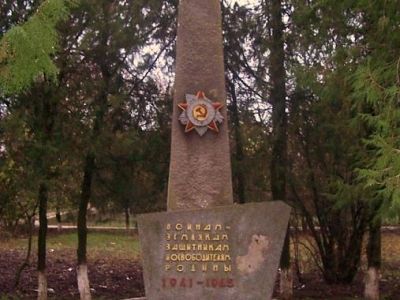 Памятный знак в честь воинов-односельчан, погибших в годы Великой Отечественной войны