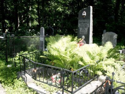 Братская могила летчиков Советского М.А. (1917-1944), Героя Советского Союза и Гожева А.А. (1911-1944)