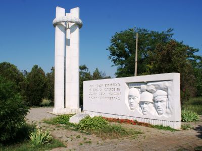 Братская могила советских воинов и памятный знак в честь воинов-односельчан, погибших в годы Великой Отечественной войны